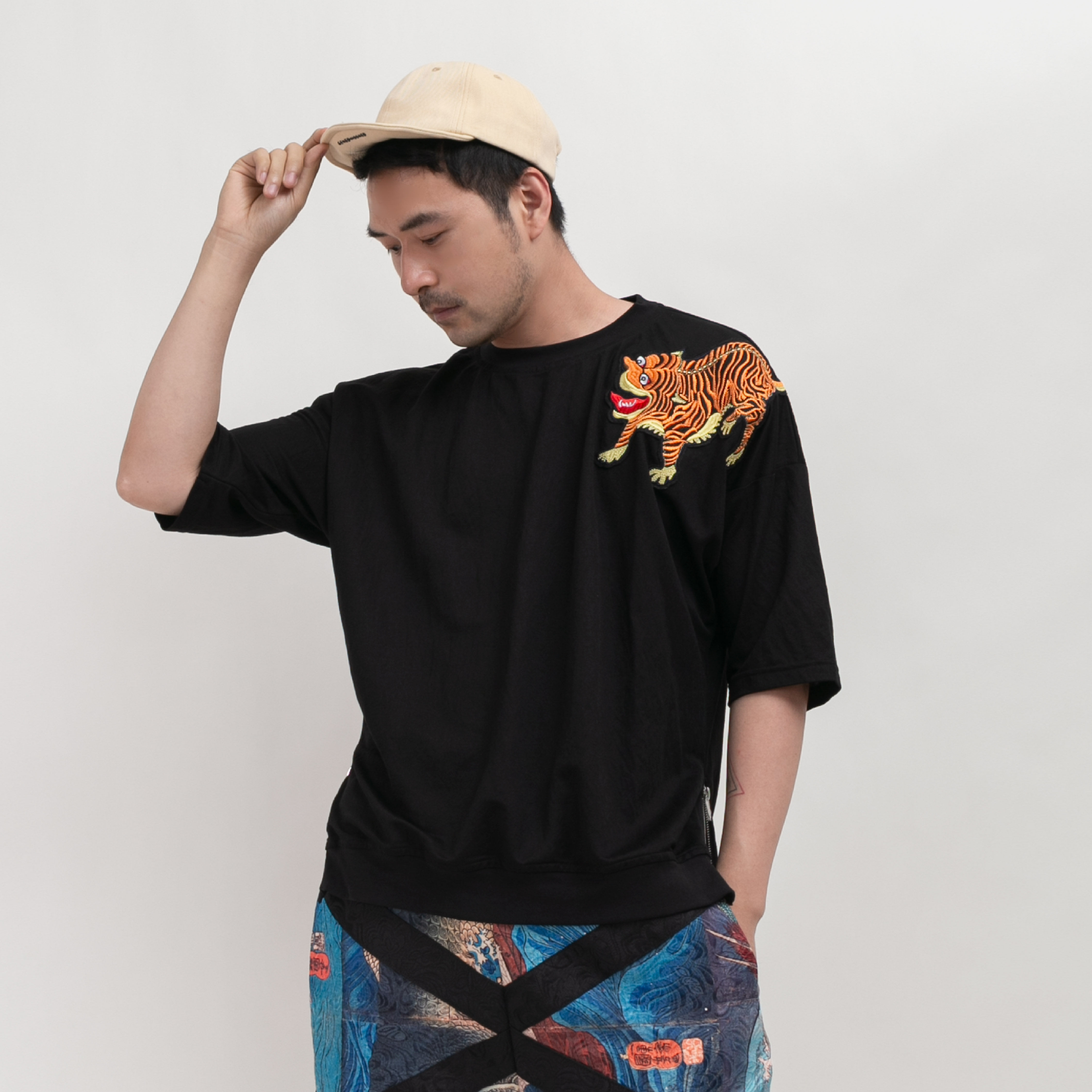 smelt炼 老虎刺绣套头垂坠感宽松t恤 夏日黑色短袖5分袖中国风
