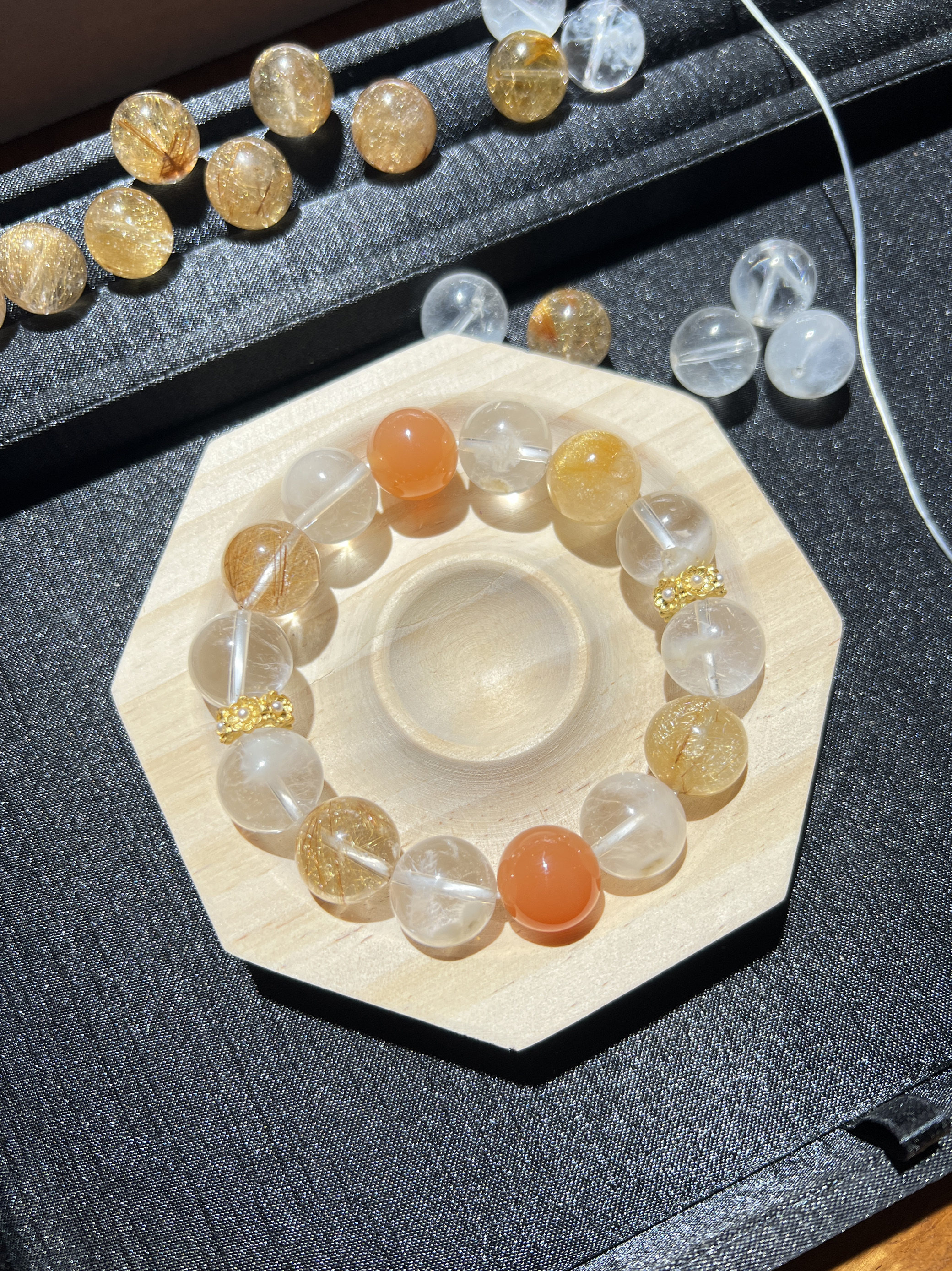 设计款五行补火补土纯天然A级14mm天然白兔毛水晶+金发晶+红玛瑙图片