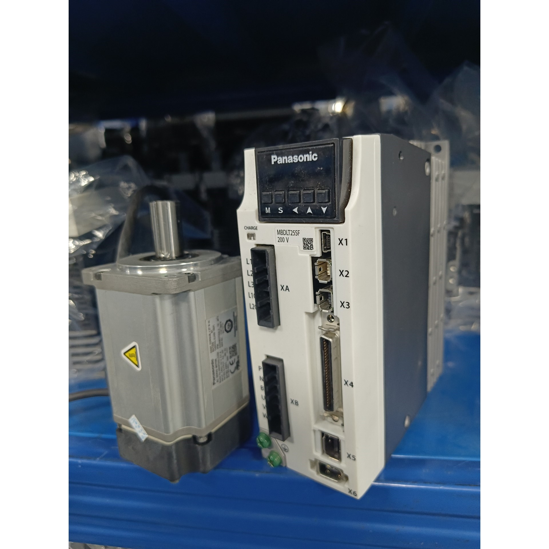 A6伺服电机,型号MSMF042L1U2M,三相AC伺服议价产品