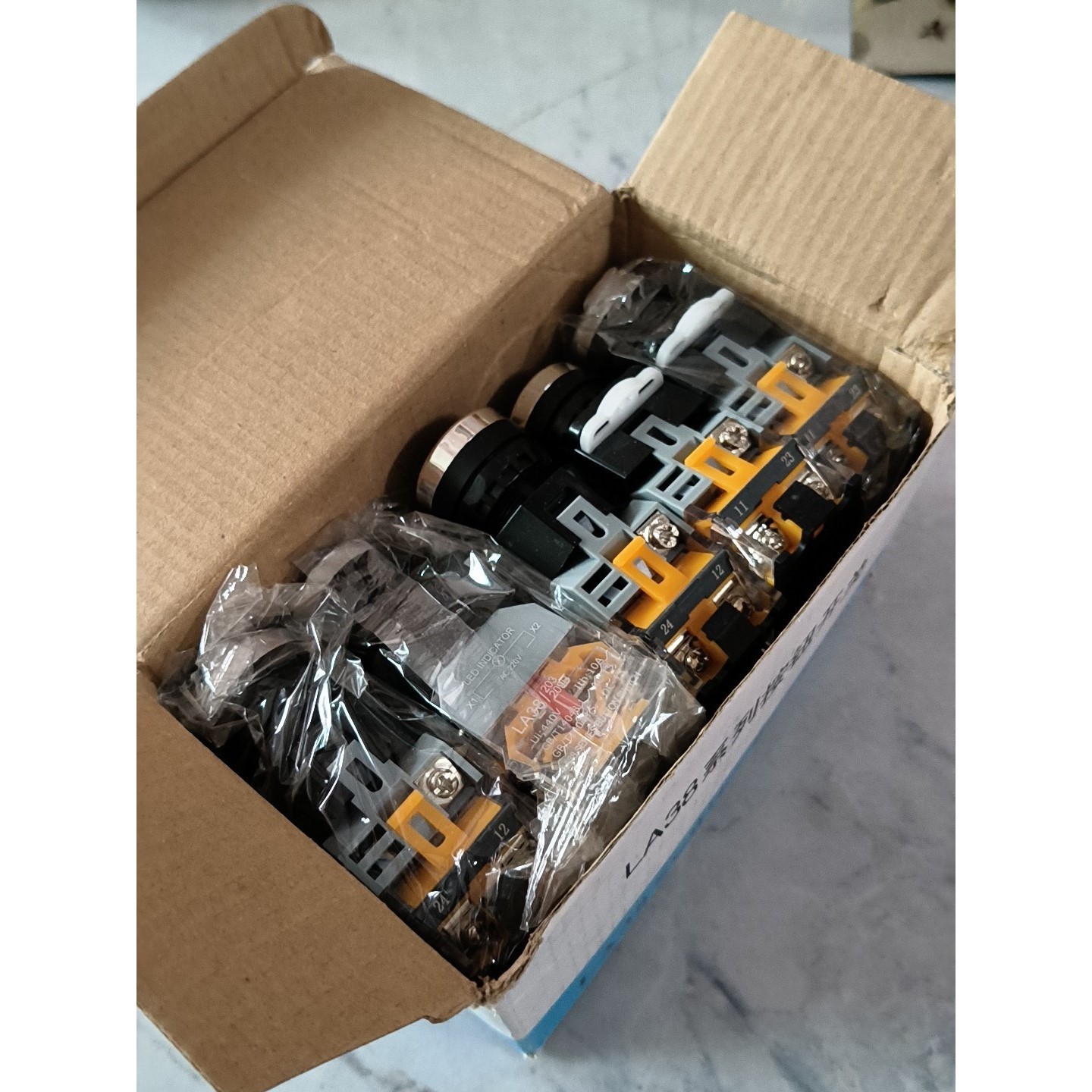 LA38-11DN 220V系列按钮开关全新原装现货1盒议价产品