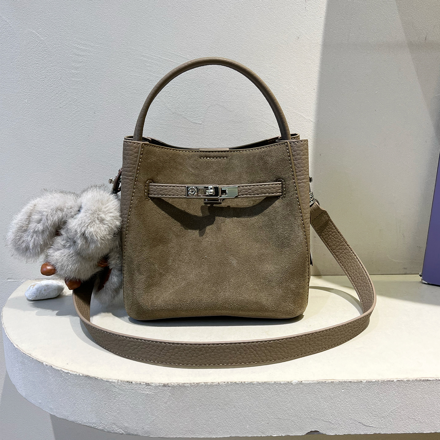 保黛名媛高级感麂皮真皮水桶包女2025新款兔子挂饰锁扣单肩斜挎包