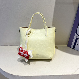 劳拉时黛质感软皮手提水桶包女包2026早春新款时尚百搭单肩斜挎包