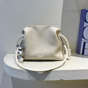 劳拉时黛质感荔枝纹抽绳福袋包云朵水桶包女包2026百搭单肩斜挎包