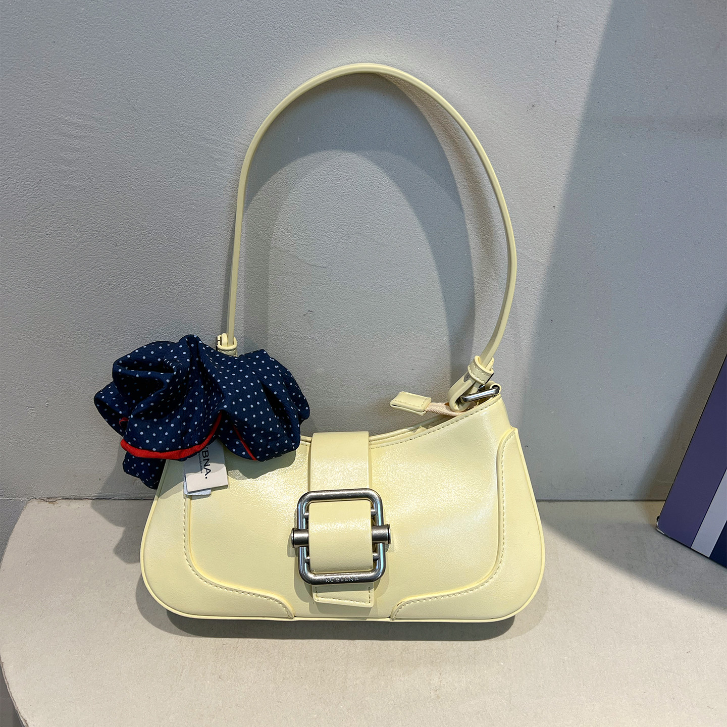 可彼娜法式皮带扣腋下包时尚通勤单肩包女2026春夏新款百搭斜挎包