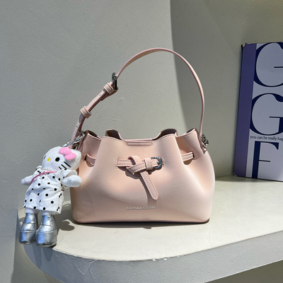 奶油色褶皱皮带扣水桶包单肩斜挎