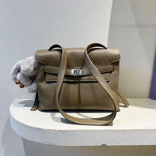 时尚大容量锁扣兔子挂饰托特包女包2025新款荔枝纹通勤单肩斜挎包