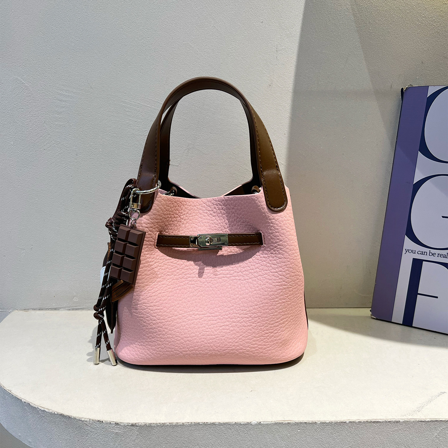 质感荔枝纹撞色手提水桶包通勤锁扣斜挎包女2026新款高级感单肩包,箱包皮具/热销女包/男包,通用款女包,淘宝优惠券,粉丝福利购,淘宝优惠卷