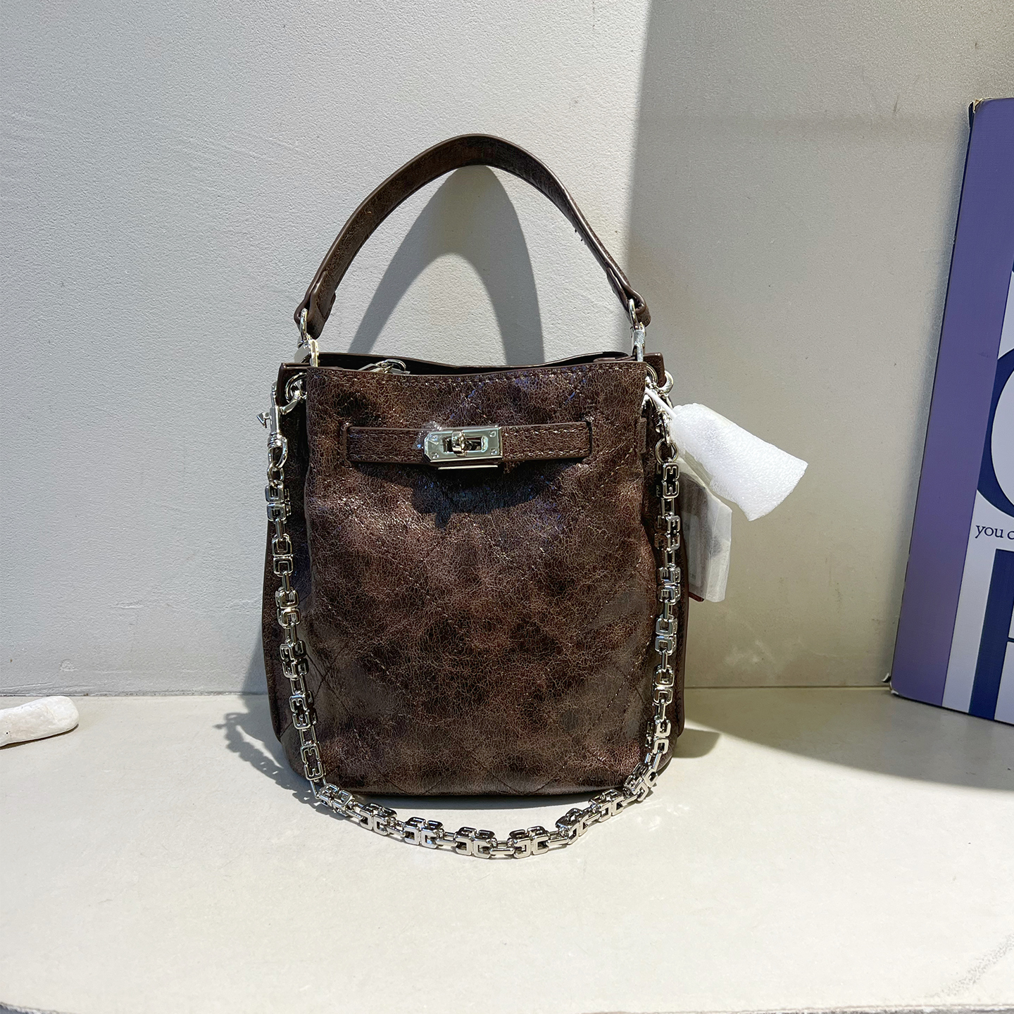 油蜡皮锁扣手提水桶包菱格斜挎包