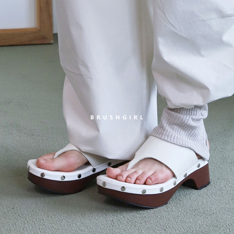 CHILIGIRL铆钉坡跟夹脚拖鞋