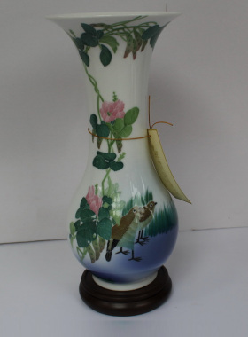 釉下五彩礼品巴拿马带底座瓷器