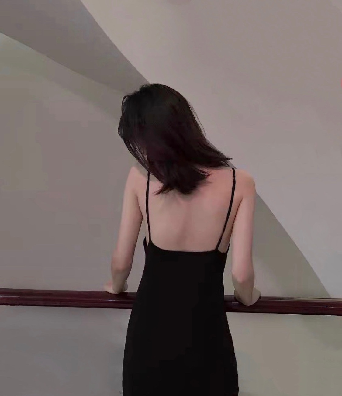 晚时光性感露背针织一字领连衣裙