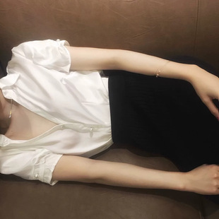 晚时光  珍珠扣光泽感翻领短袖衬衫 气质v领上衣夏