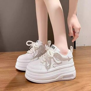 欧洲站小个子增高8cm小白鞋女款2025年新款厚底松糕百搭休闲板鞋