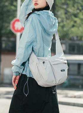 ACROSS斜挎包女包旅游轻便单肩包大容量运动健身包休闲通勤饺子包