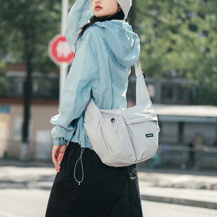 ACROSS斜挎包女包旅游轻便单肩包大容量运动健身包休闲通勤饺子包