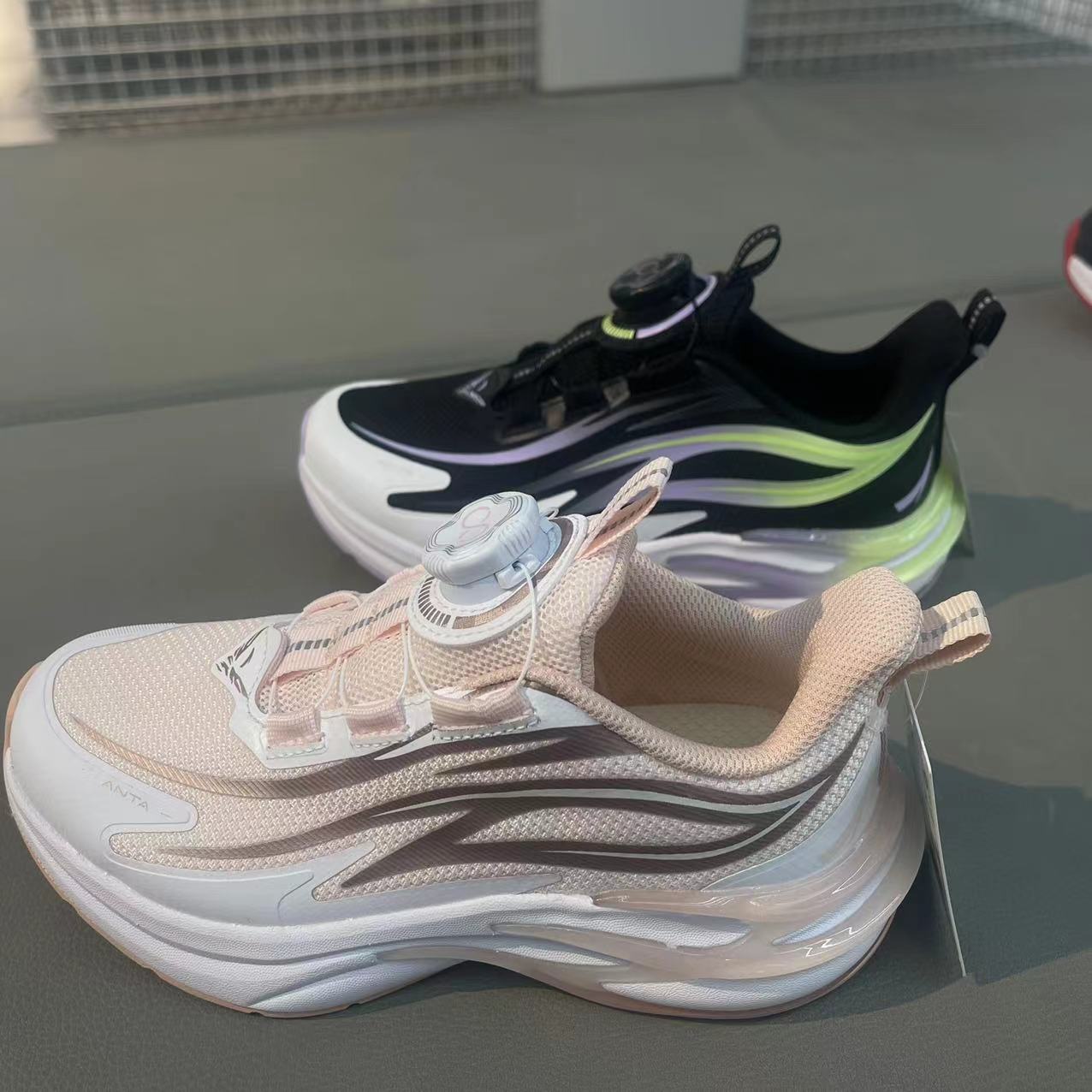 安踏2025春女大童赤焰5防滑跑鞋