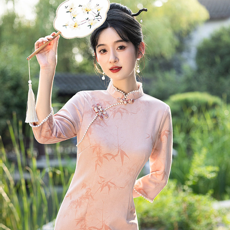 2025中式改良国风年轻文艺中长款粉色麂皮绒旗袍少女日常显白气质