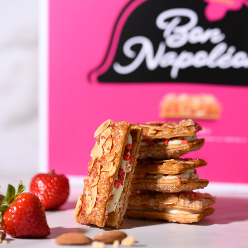 日本ALMOND白巧克力草莓奶油夹心杏仁威化饼干派伴手礼盒进口零食