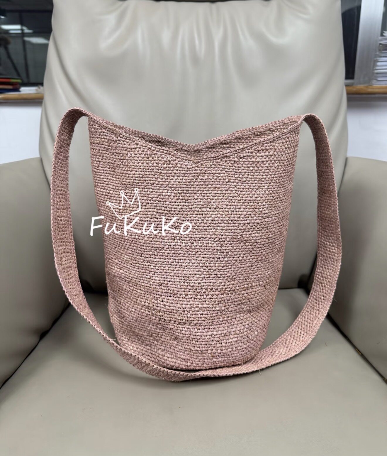 Fukuko新款蜜桃粉拉菲草小水桶包手工编织女士单肩斜挎手提度假
