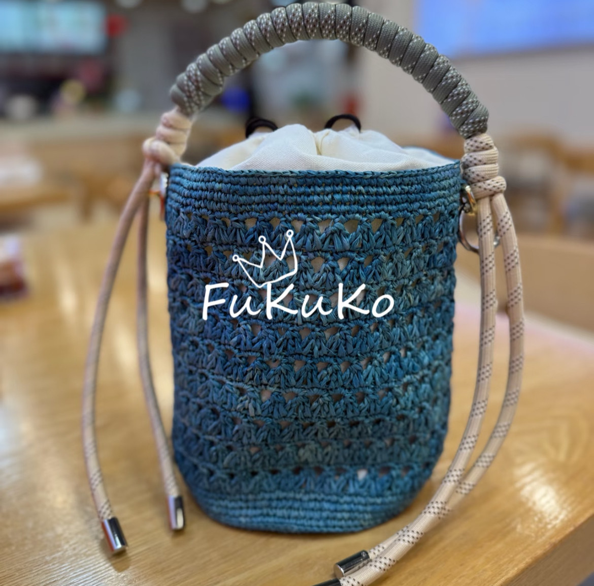 Fukuko新款孔雀蓝镂空拉菲草小水桶包托特包女士手提包搭配沙滩