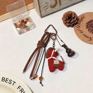 原创设计2026马年本命年手工布艺编织小马复古包挂件钥匙扣挂饰