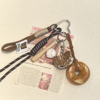 设计感miu系新款皮质挂件碱水面包棒球挂绳包挂手机链挂件钥匙扣