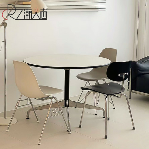 小户型白色轻奢风餐厅岩板桌子