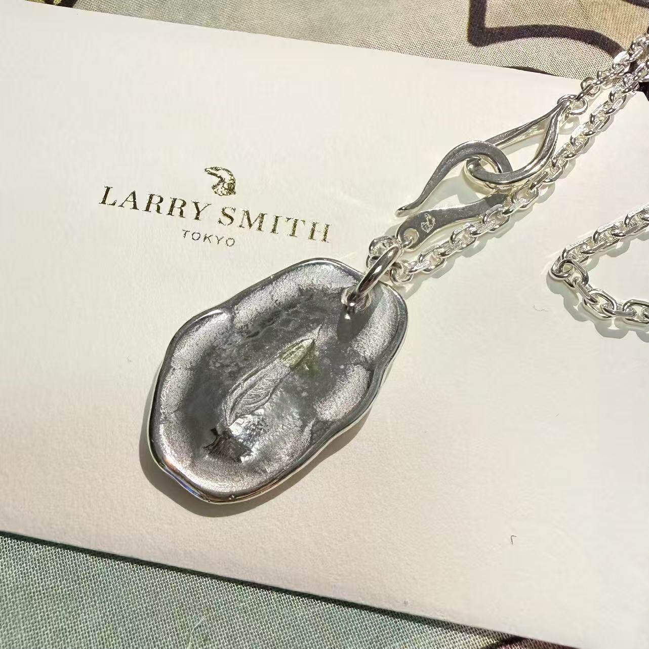 LARRY SMITH 经典鲍鱼饼银饼项链套装 点金羽毛刻印