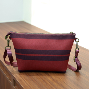 2026原创新款拼色条纹手拿收纳包休闲百搭女款化妆包单肩斜挎包
