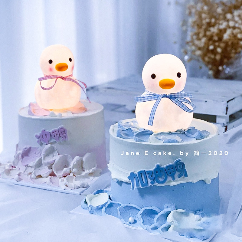 会发光加油鸭蛋糕装饰摆件网红小夜灯鸭子少女心生日甜品装扮插件