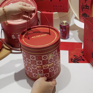 2025新年蛇年抱抱桶礼盒圆形包装盒手工曲奇饼干太妃糖果烘焙圆桶