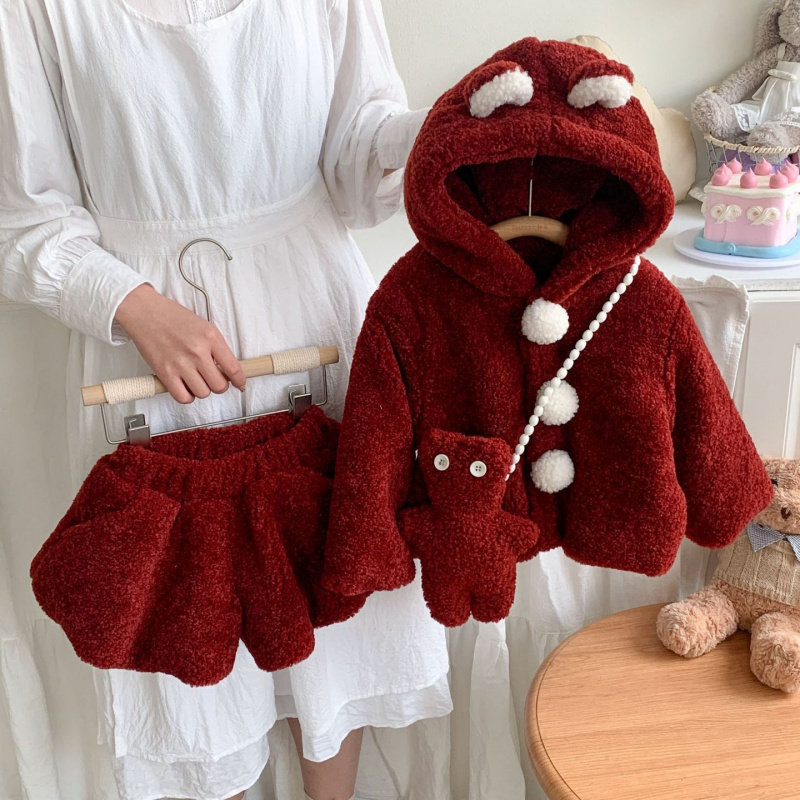 女童年服套装24冬新款加绒加厚儿童拜年服球球连帽羊羔绒裙裤套装