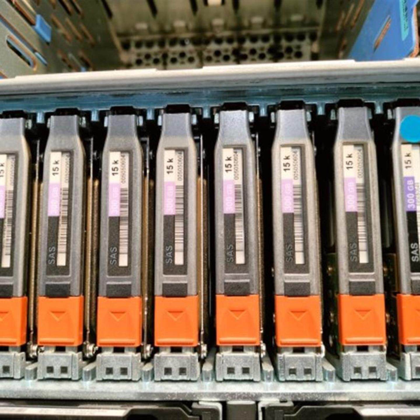 EMC 005050604 005050548 300G 15K SAS 25寸 存储硬盘 带架子