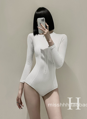 泳衣女2024新款轻奢大牌长袖防晒修身遮肚显瘦白色连体度假泡温泉
