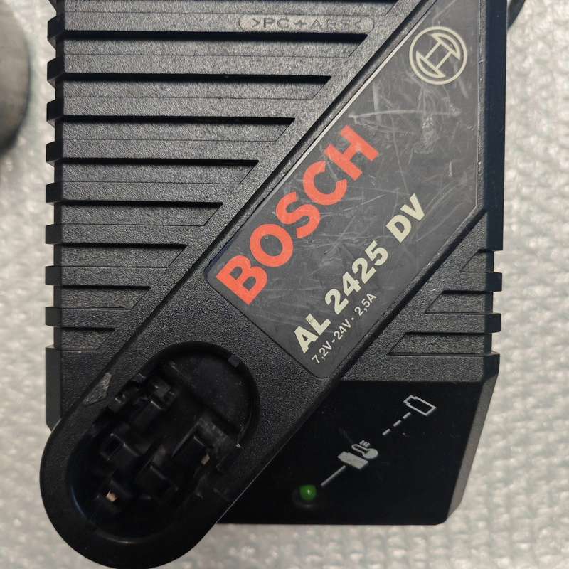BOSCH原装充电器 基本没怎么用 功能完好 实拍成色 AL--议价商品