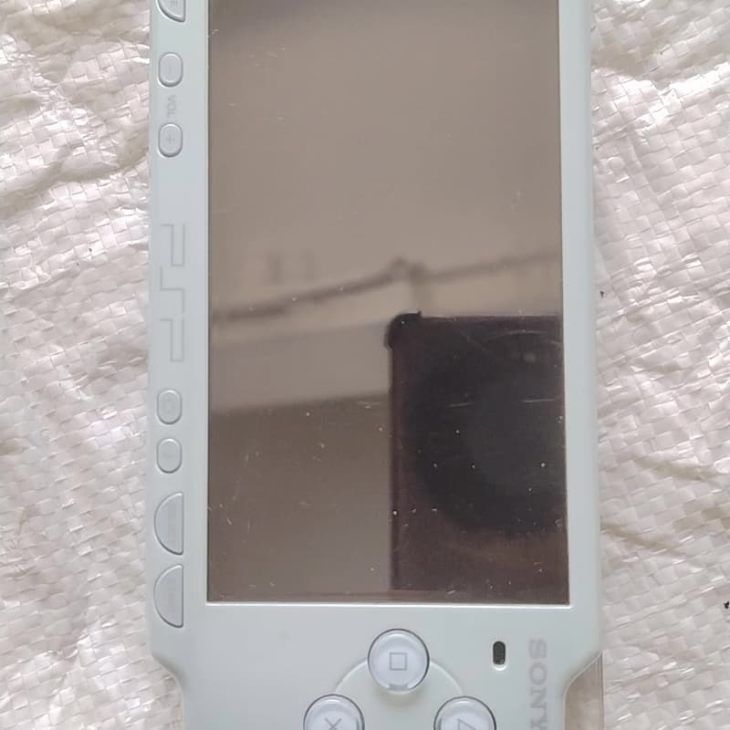 索尼PSP 2006游戏机，内存卡8GB，放家里时长了没用。--议价商品