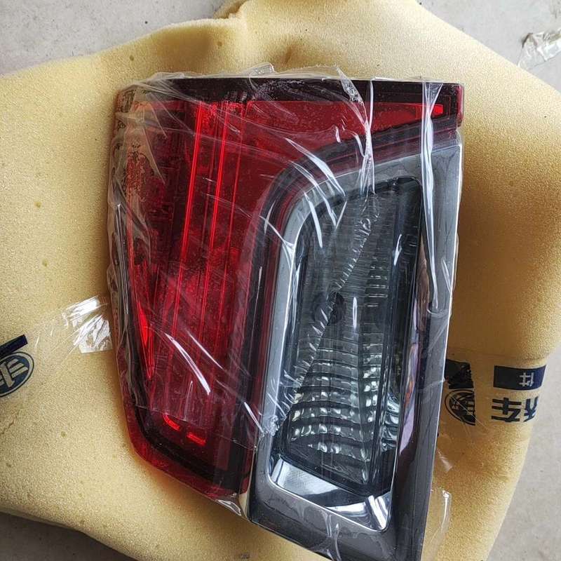 一汽奔腾X80后尾灯,后平灯,全新原厂的,适用奔腾X80--议价商品