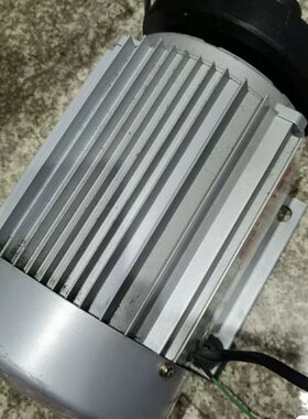 3HP三相异步电动机低价出，跑步机拆下来的功能完好，。参数见--