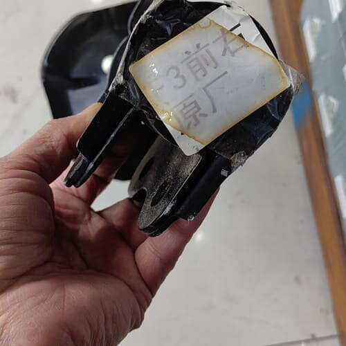 比亚迪F3前右减震器，老库存全新（长时间存放落灰），看清楚：--