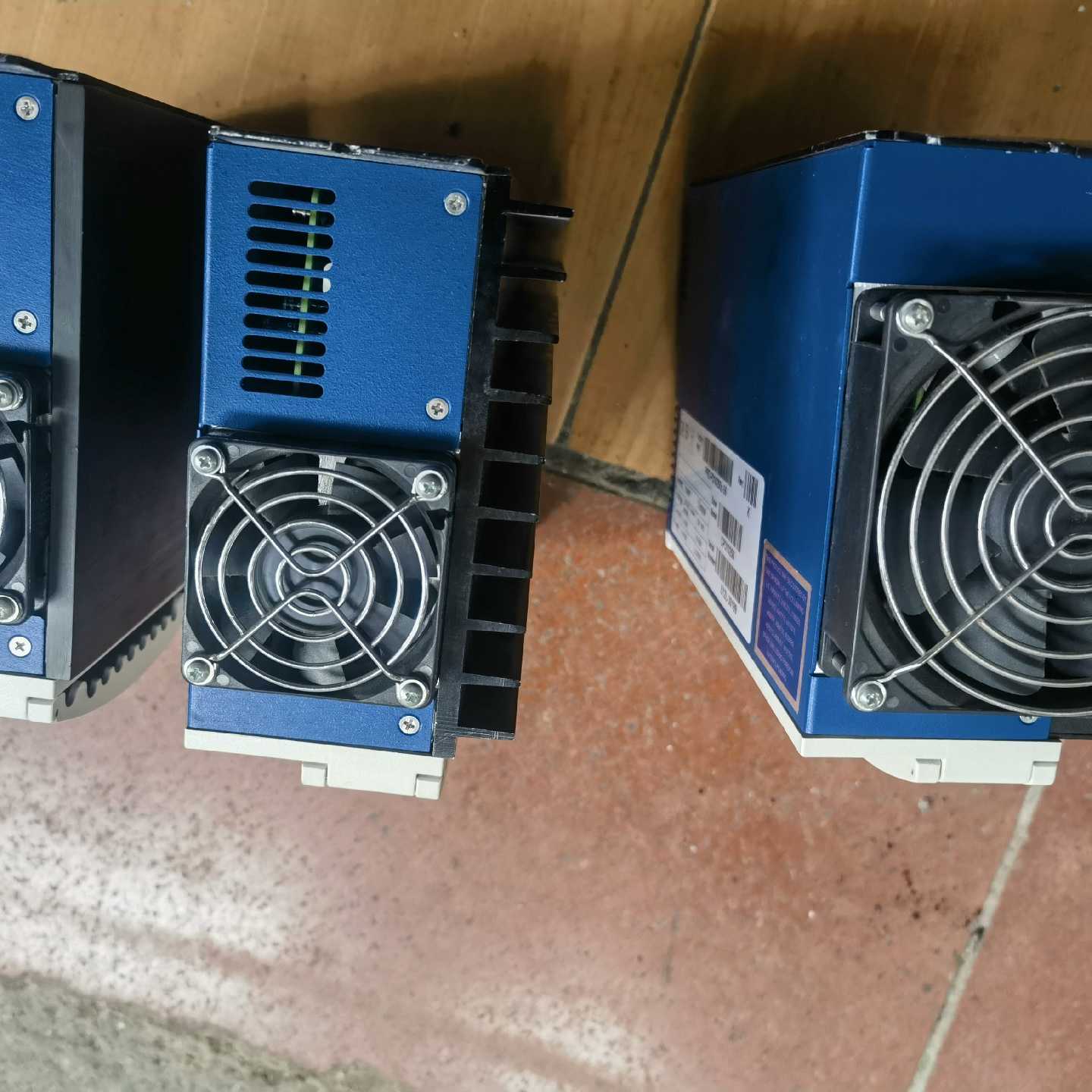 议价--拆机三个科尔摩根驱动器。型号成色如图所示。打包价2500