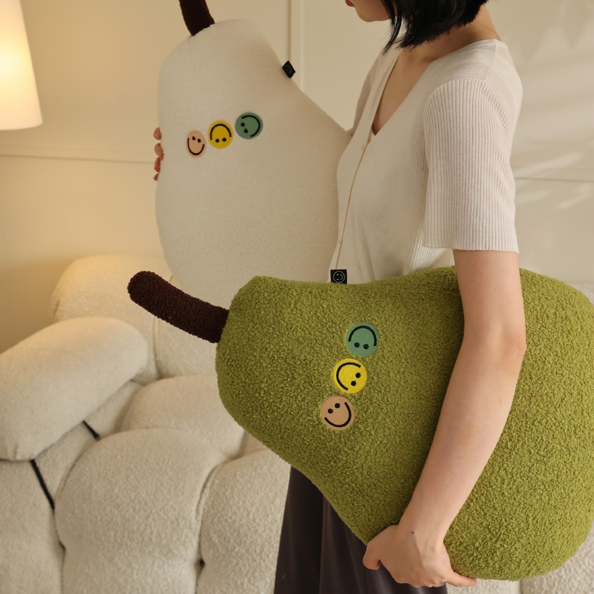 2024新款可爱大鸭梨ins毛绒抱枕卧室床头靠抱枕靠枕玩偶公仔