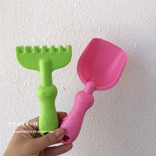 软胶沙滩玩具宝宝儿童玩沙子小铲子加小耙子两件套散装防摔玩具