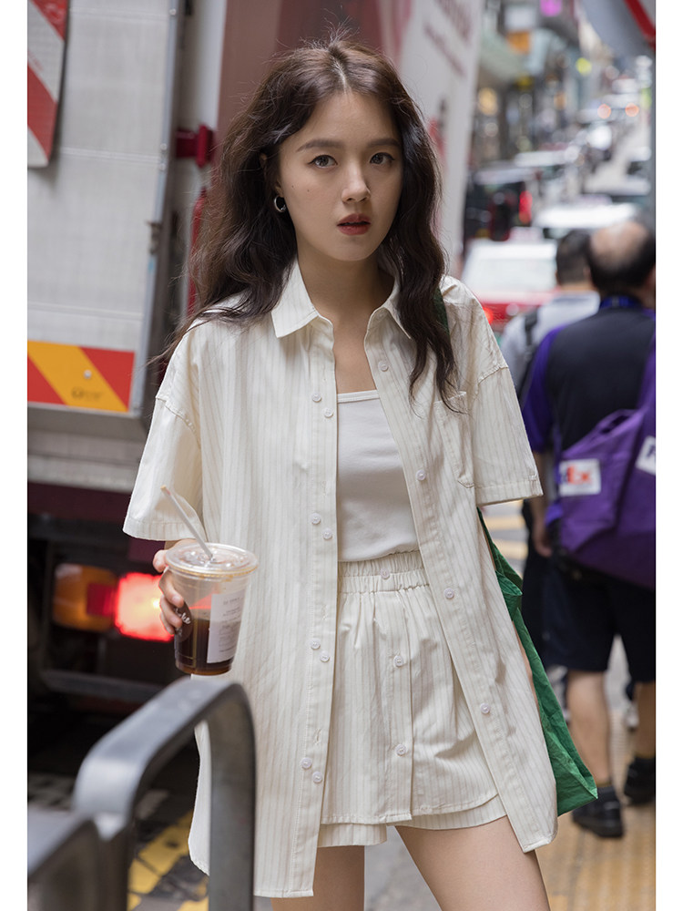 미딩 캐주얼 반팔 셔츠와 반바지 슈트로 여름소금 베이스의 슬리밍과 살살 커버되는 티 스타일의 코디 완성형 투피스 세트입니다