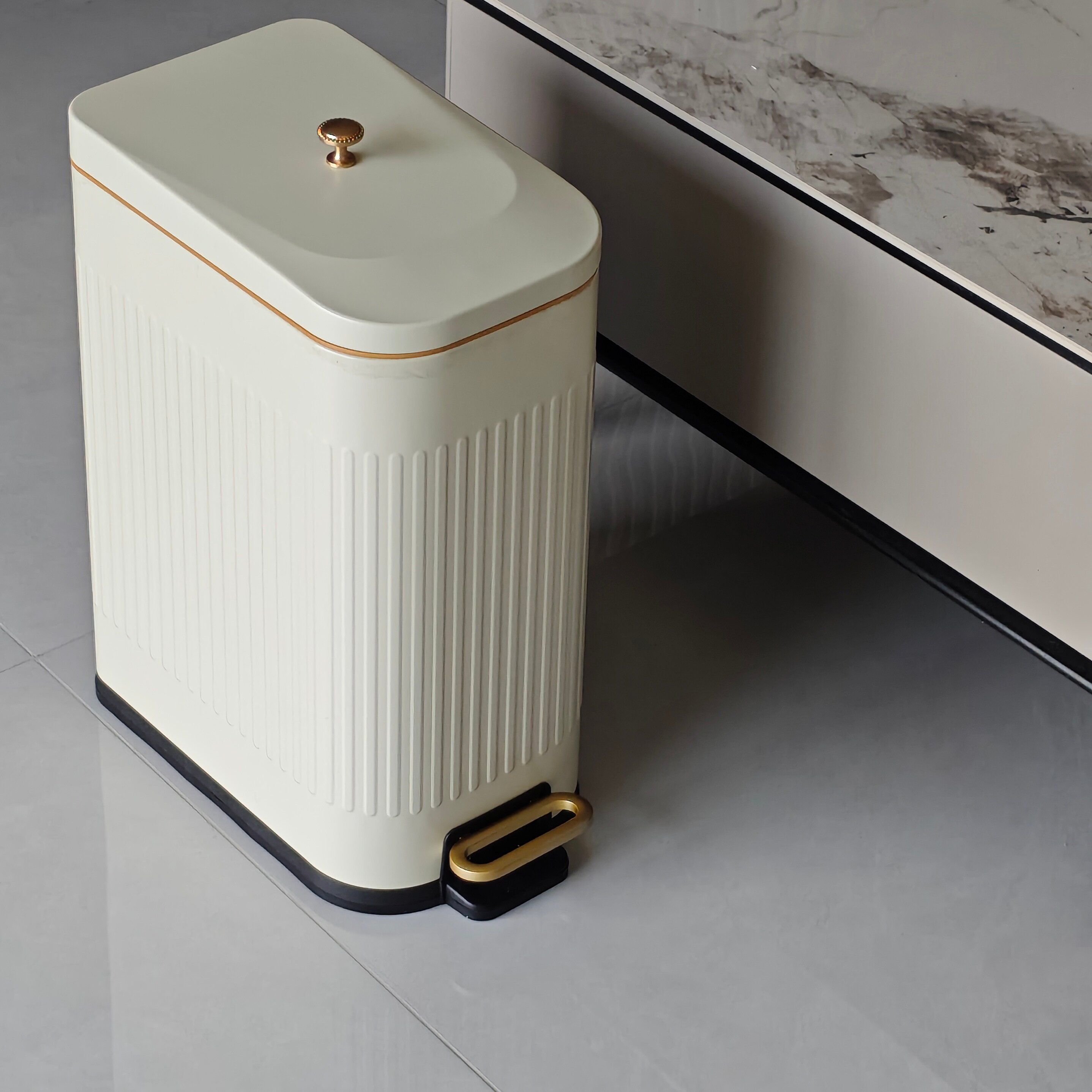 欧式创意新款高颜值轻奢高档厨房客厅家用脚踏带盖垃圾桶卫生桶筒