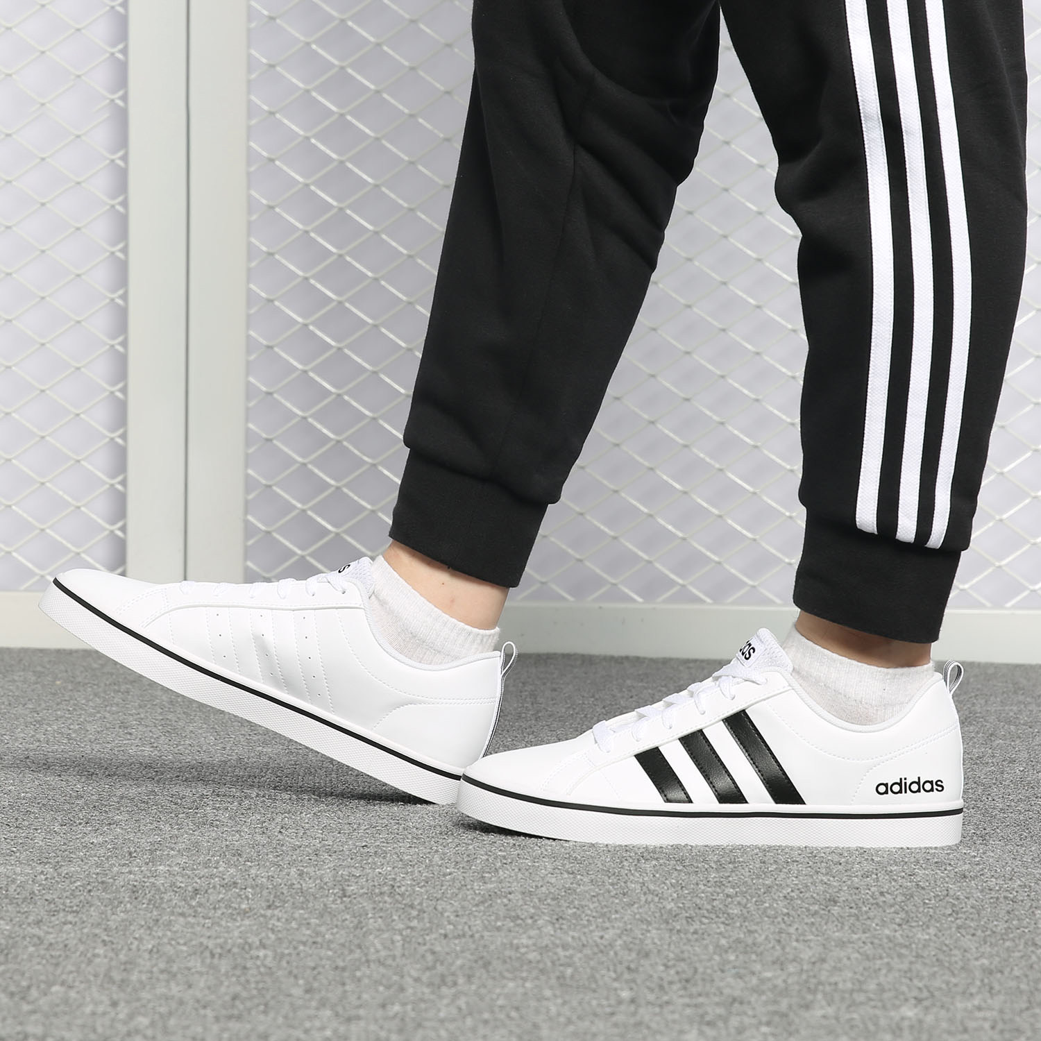 Adidas阿迪达斯男鞋夏季新款运动防滑系带中帮休闲小白板鞋AW4594