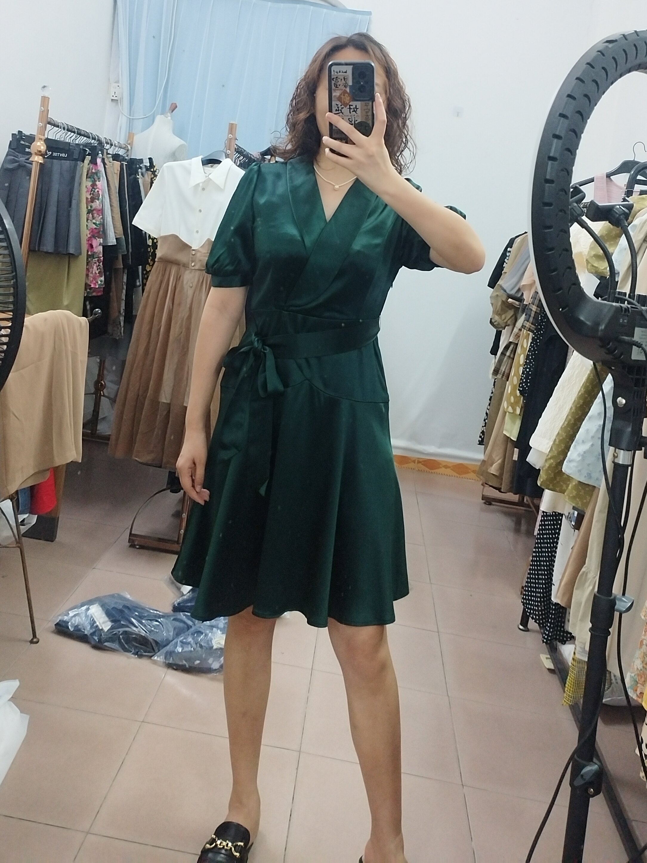 瑕疵 IDOLE奕多 含三醋酯纤维 高级感缎面复古气质收腰连衣裙 M码