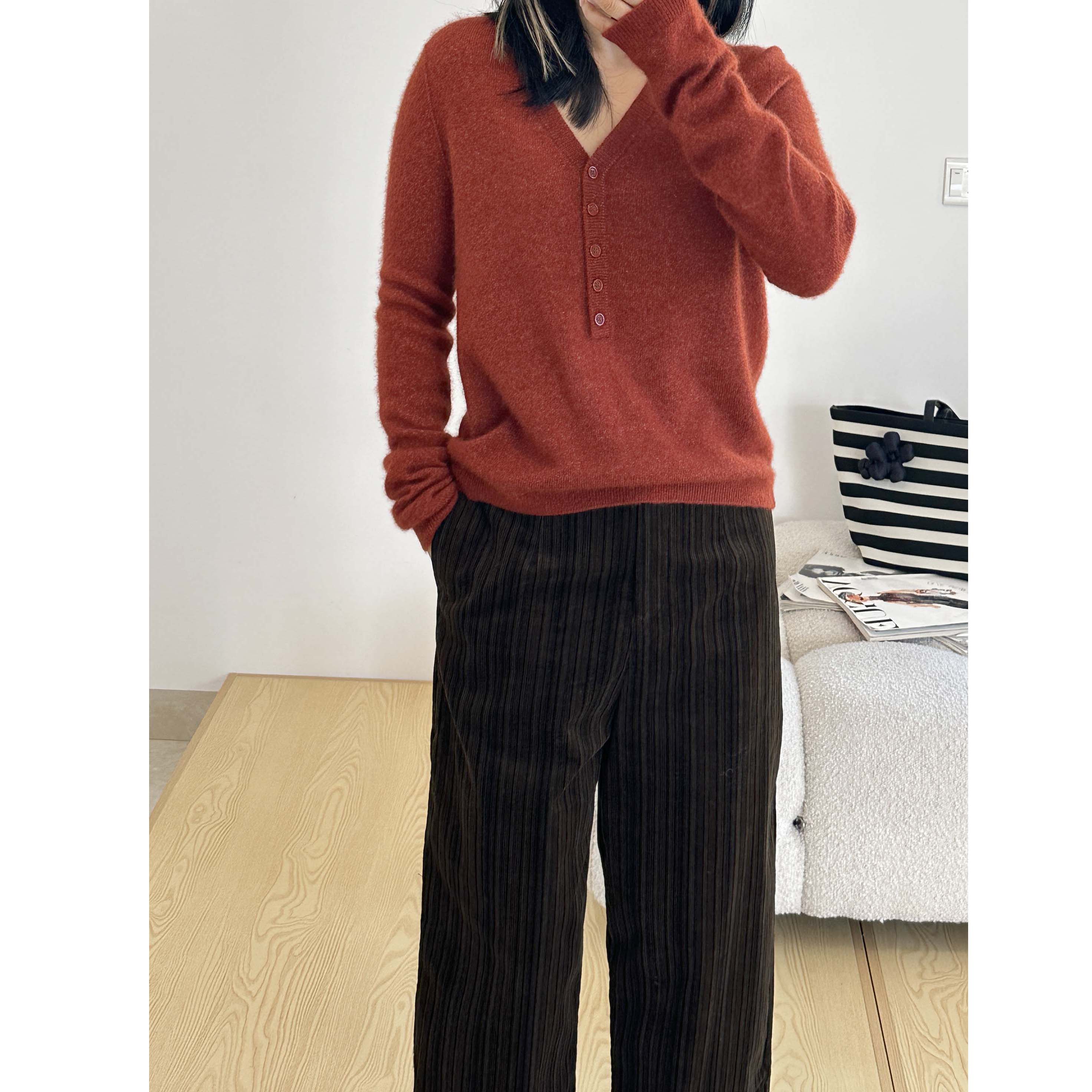 宽松丝羊绒针织衫半开襟V领
