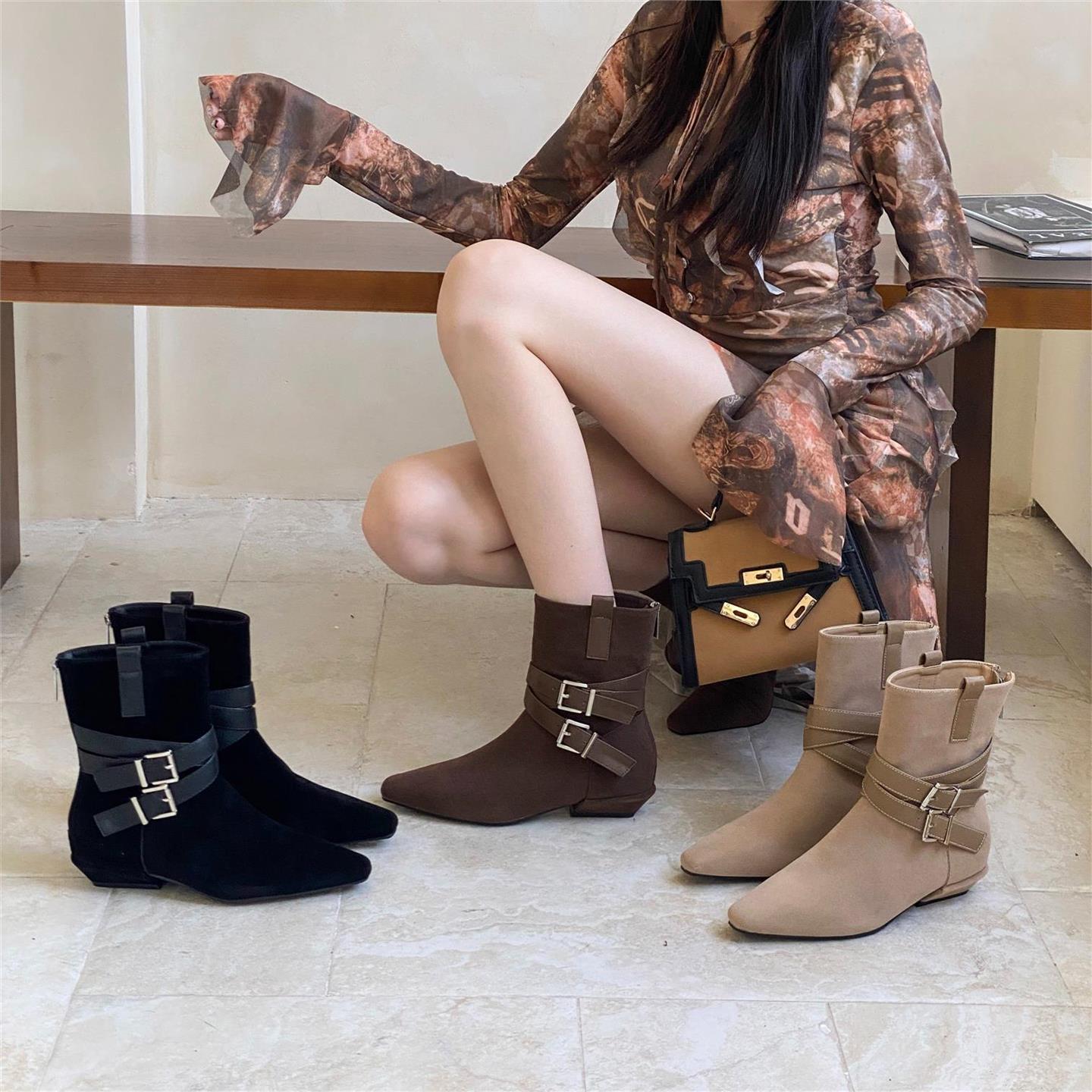 2025秋冬新款尖头粗跟矮跟气质显瘦法式皮带扣平底短靴女网红矮靴