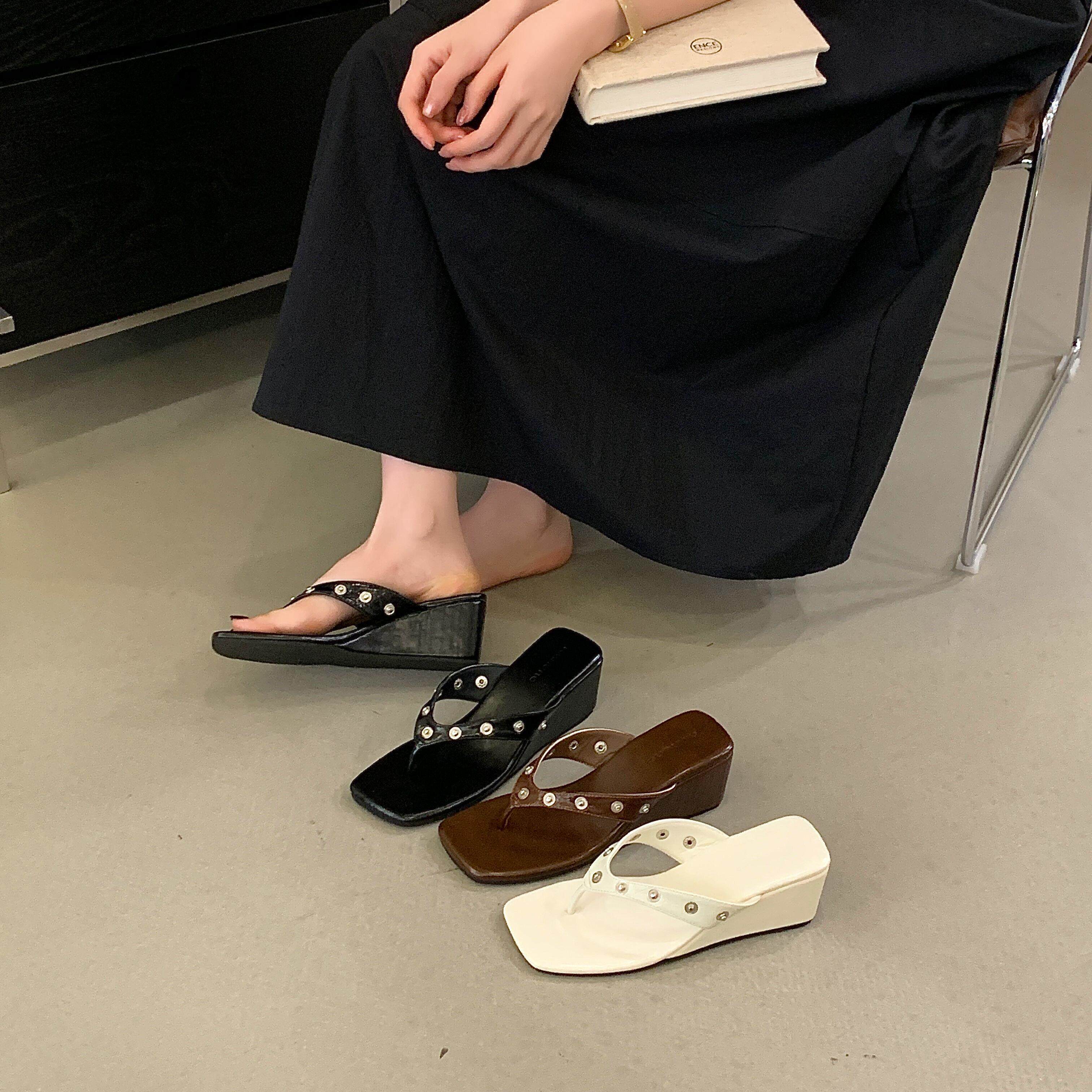 2026夏季坡跟中跟夹趾拖鞋黑色软底休闲铆钉人字拖高跟凉拖女外穿