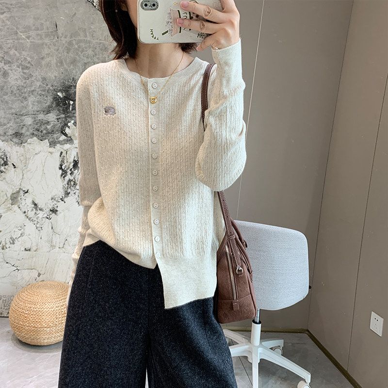 卡通刺绣小麻花针织开衫女温柔感秋冬加厚低圆领长袖柔软毛衣外套